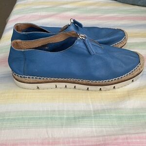 Eric Michaels Serena blue nubuck zip front platform espadrille. Size 41 / 10